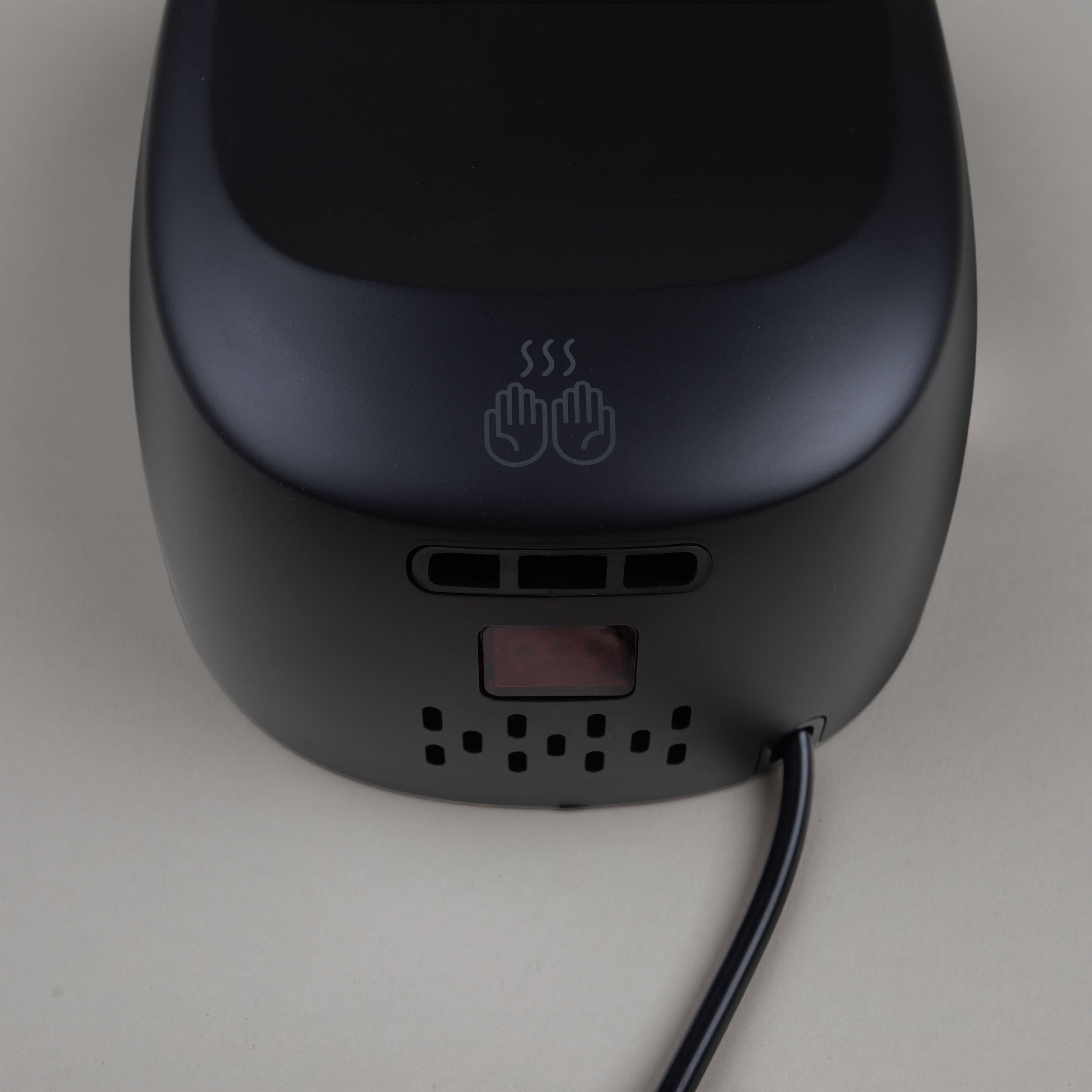 Bezdotykový elektrický vysoušeč rukou